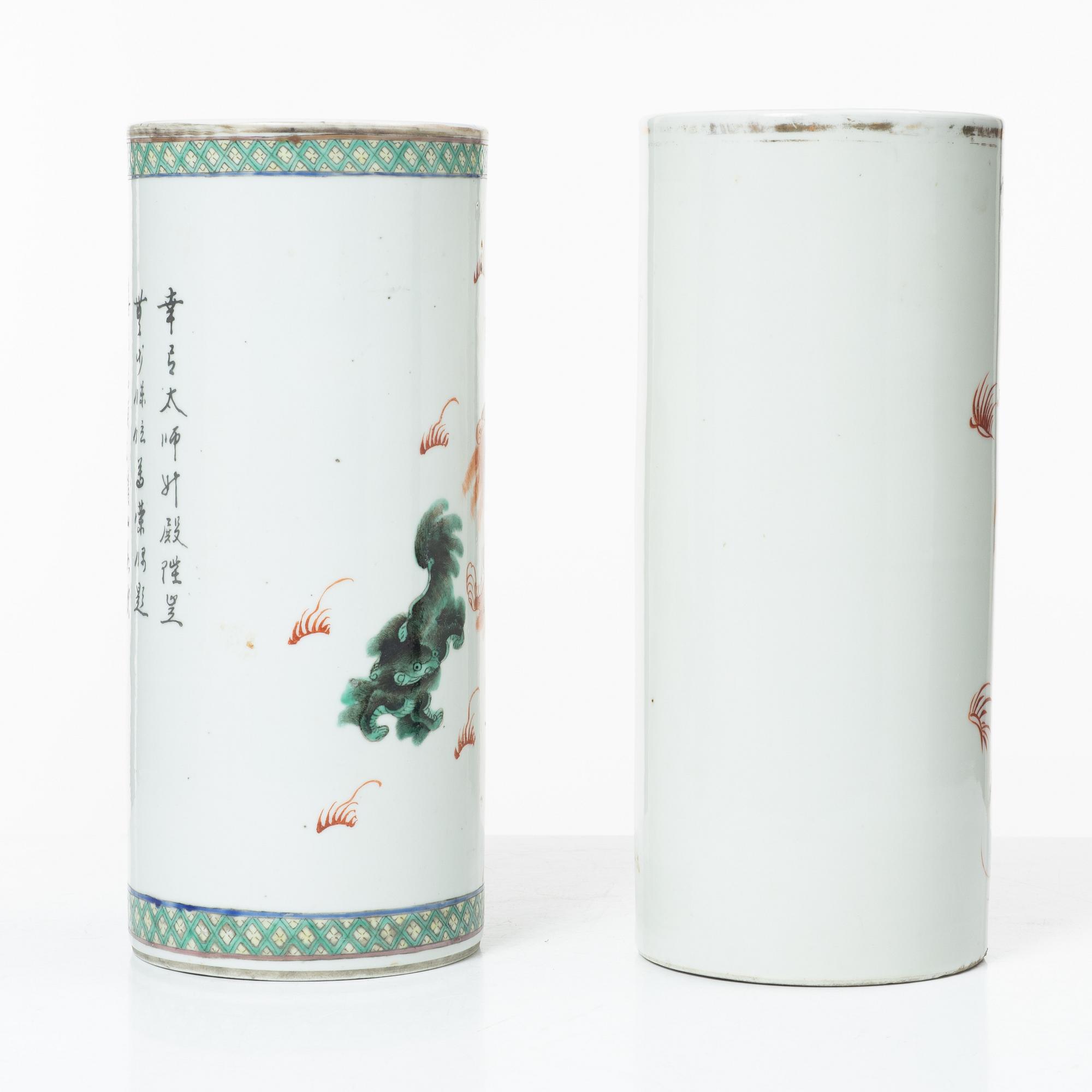 Penselvaser, två st, porslin. Kina, tidigt 1900-tal.