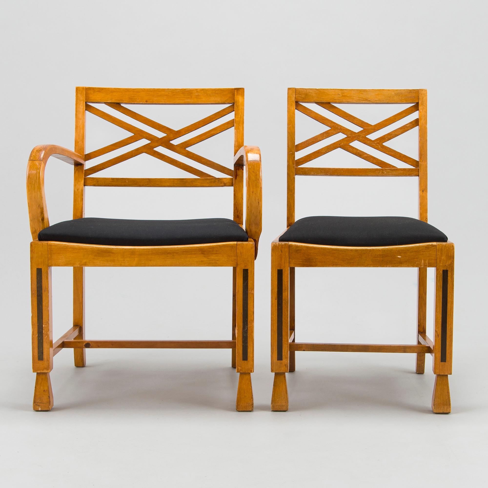 A 1920s/30s century dining table and set of 6 + 2 chairs.