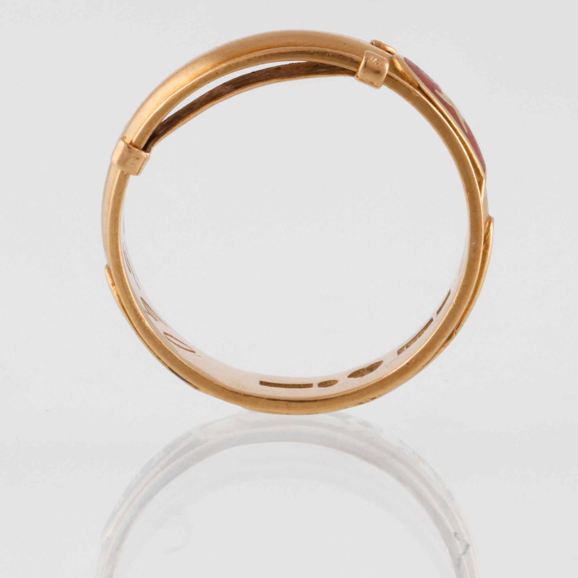 RING, 18k guld samt emalj, Arkadens Guld & Gravyratelje, Göteborg, 1959. Vikt 7,9 gram.