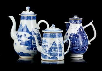 TEKANNOR, 3 st olika, porslin, Jiaqing, Kina 1800-tal.