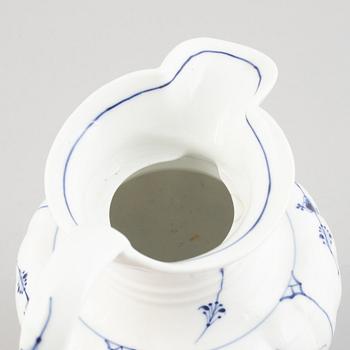 Kanna / punschkanna, porslin, Royal Copenhagen, "Musselmalet", 1893-1900.