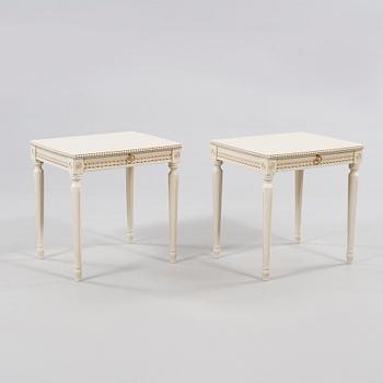 SÄNGBORD, ett par, gustaviansk stil, 1900-talets andra hälft.