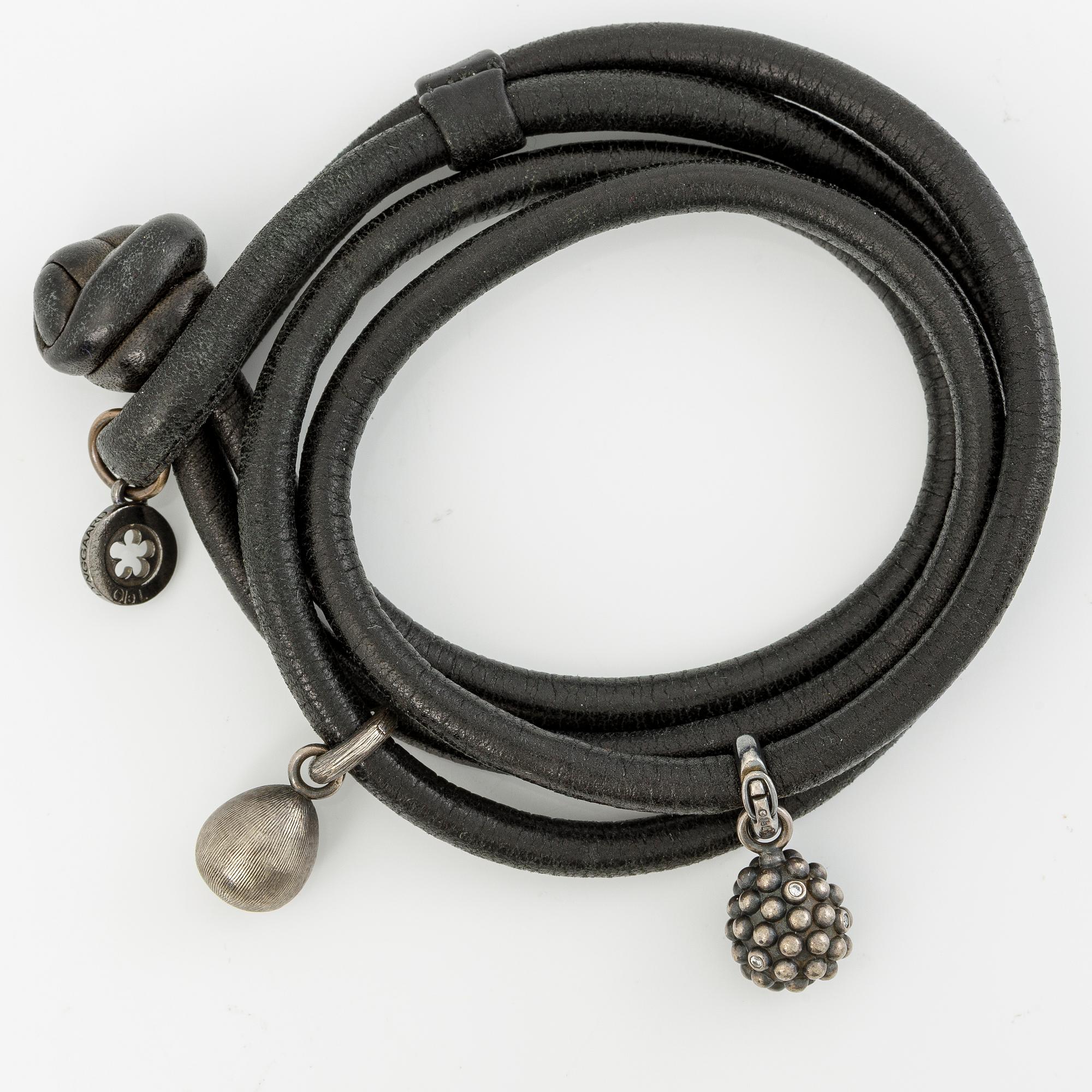 Ole Lynggaard bracelet leather with two charms silver "Sweet drops".