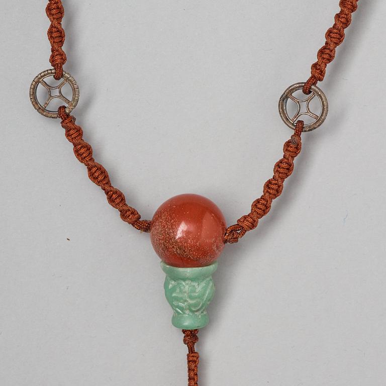 Halsband, sten, emalj. Delvis Qingdynastin (1644-1912).