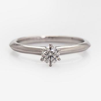 Tiffany & Co, sormus, platinaa ja briljanttihiottu timantti.