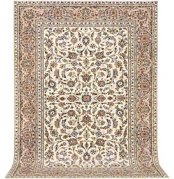 A Kashan carpet, a. 287 x 196 cm.