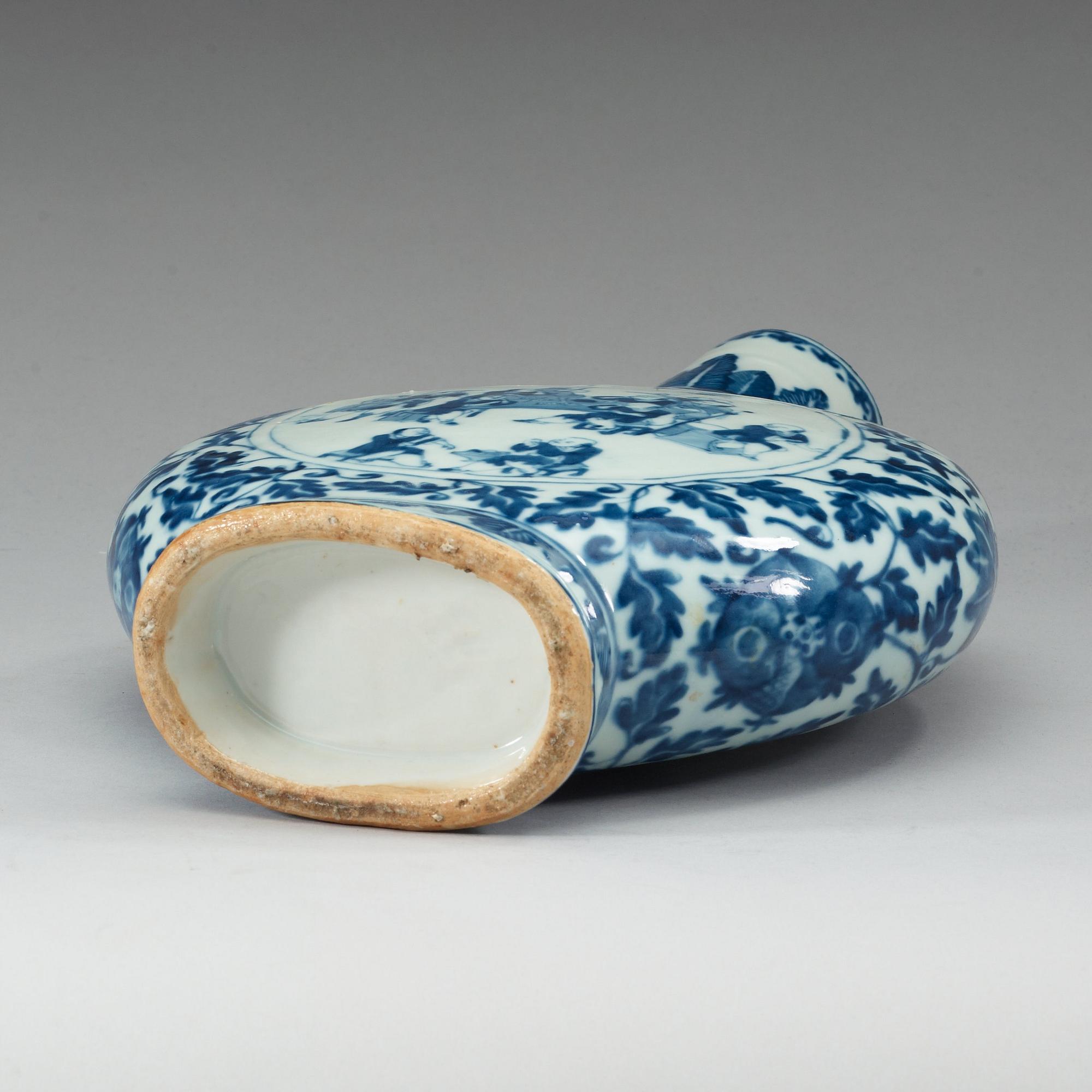 A blue and white moon flask, Qing dynasty, 19th Century.