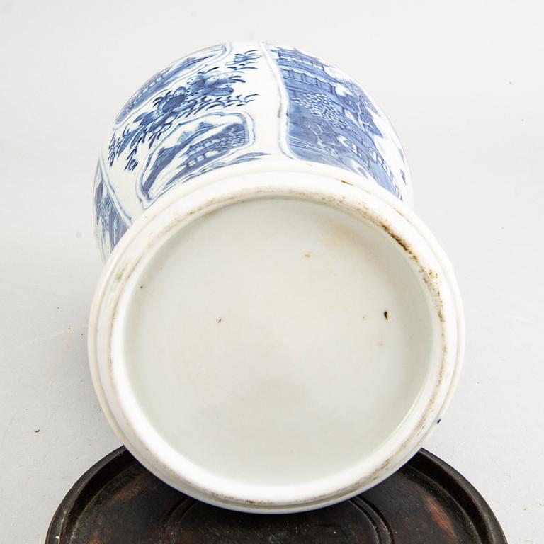 A blue and white vase, Qing dynasty, Qianlong (1736-95).