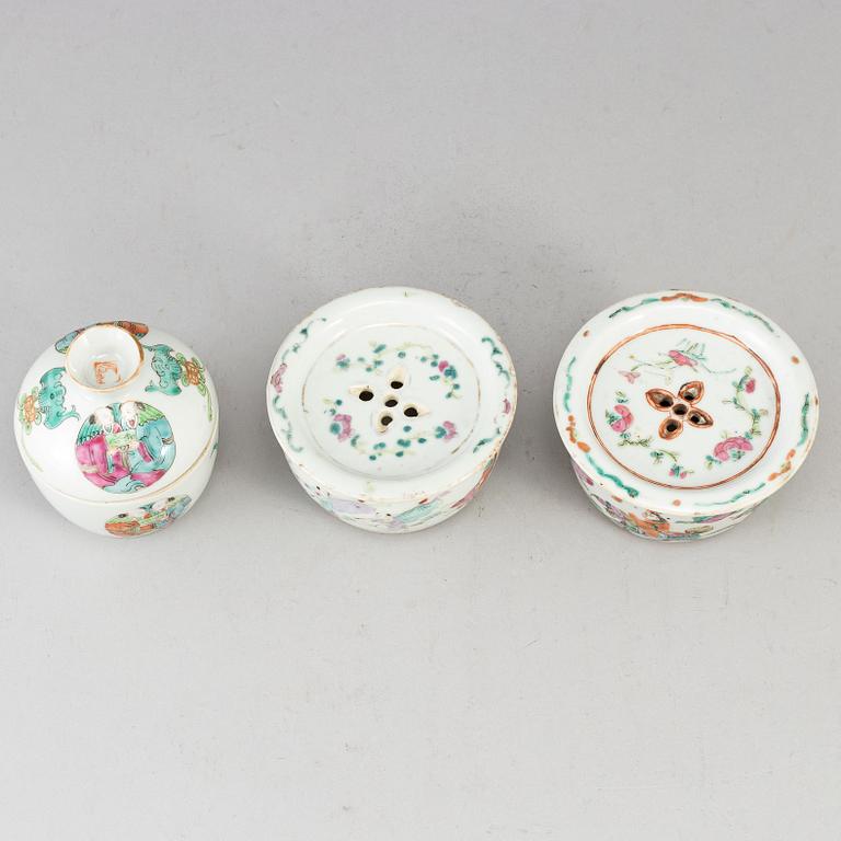 Three famille rose jar with covers, Qing dynasty, late 19th century.