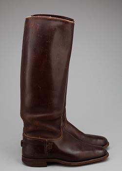 RIDSTÖVLAR OCH VÄSKA, läder.