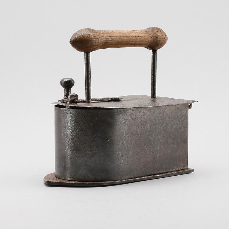 STRYKJÄRN, smide, större modell, 1800-tal.