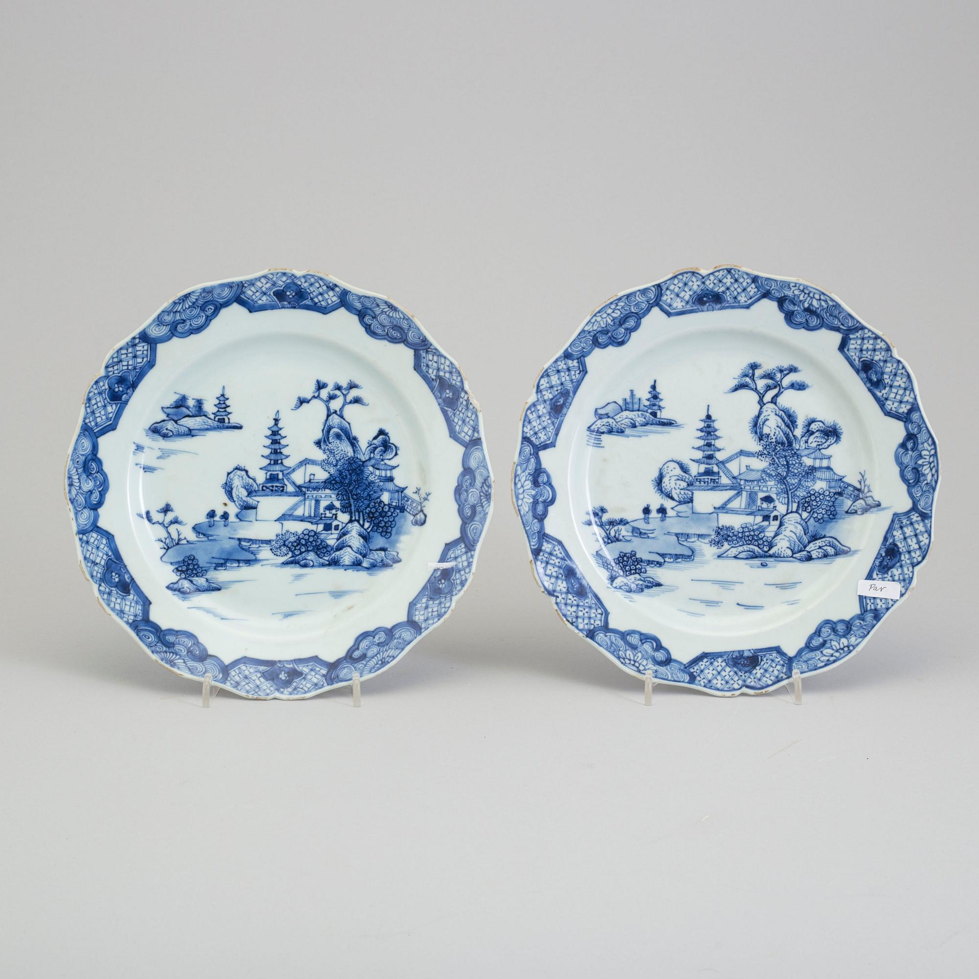 TALLRIKAR, ett par, kompaniporslin. Qingdynastin, Qianlong (1736-95).