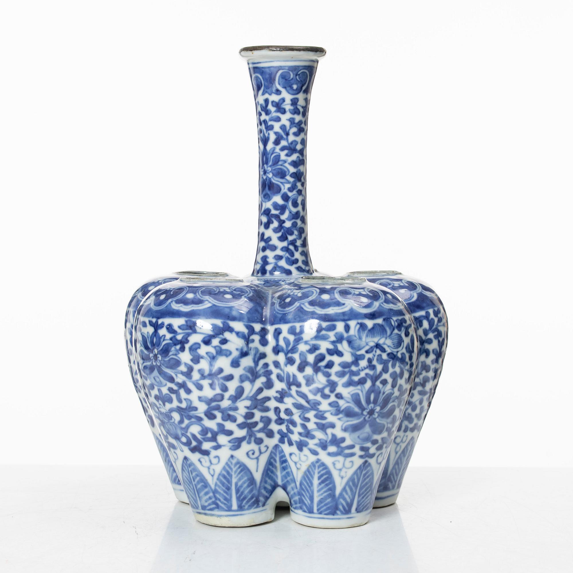 A blue and white tulip vase, Qing dynasty, 19th century.