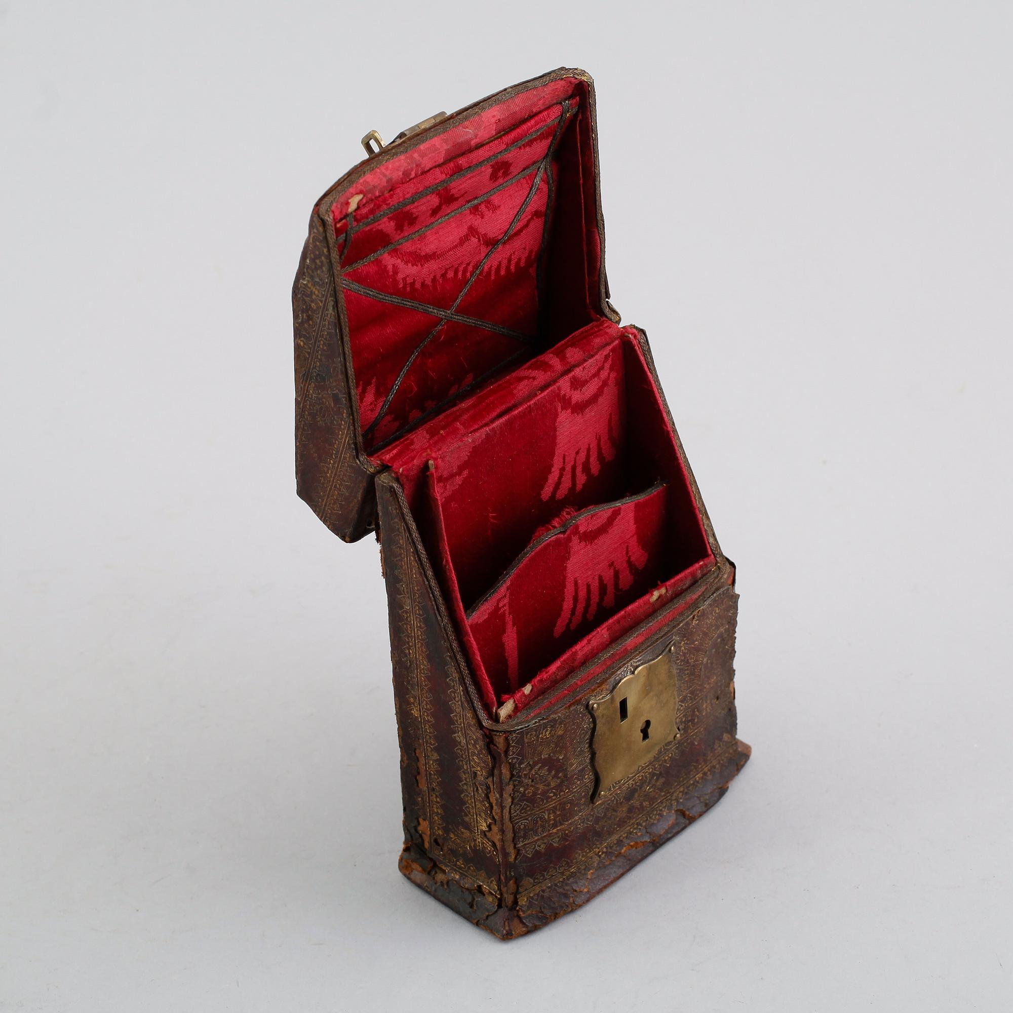 SKRIVBORDSETUI, läder, 1800-tal.