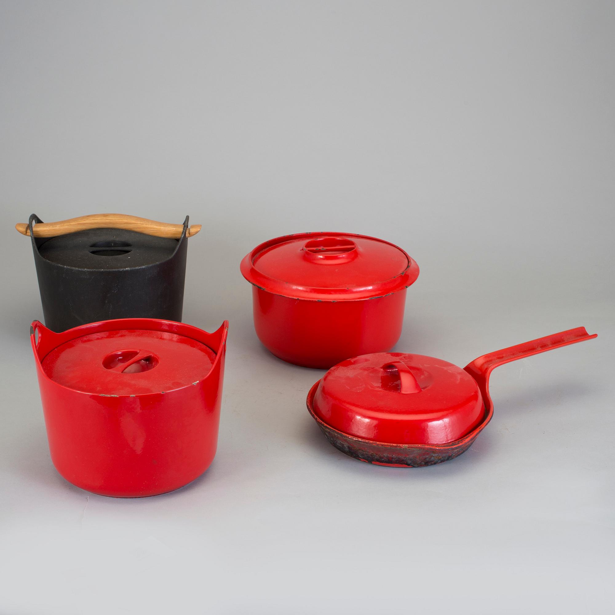 TIMO SARPANEVA, 4 stycken grytor, gjutjärn och emalj, Rosenlew, Finland.
