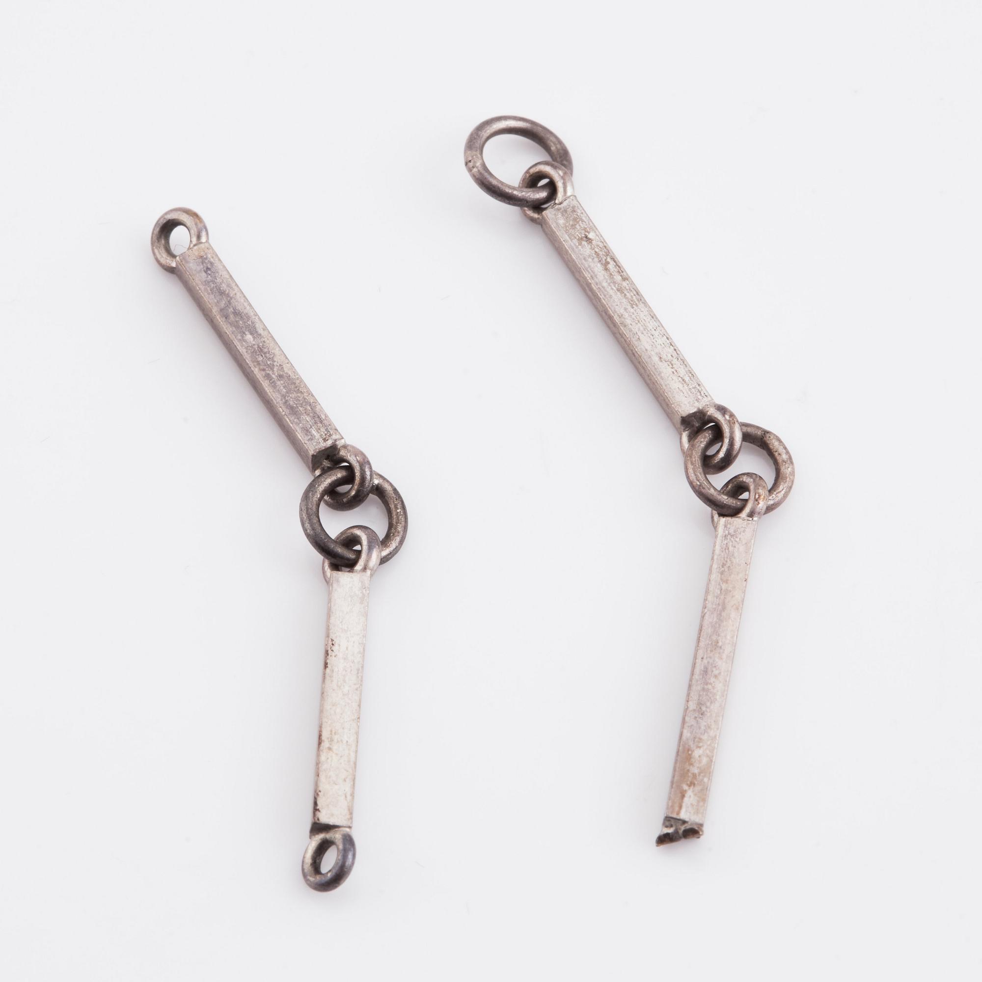 Wiwen Nilsson, hängsmycke i form av ett kors i sterlingsilver med fasettslipad bergkristall och onyx, Lund 1938.