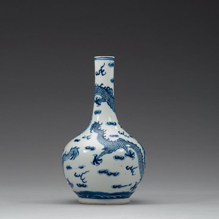 A blue and white vase, Qing dynasty, 19th Century.