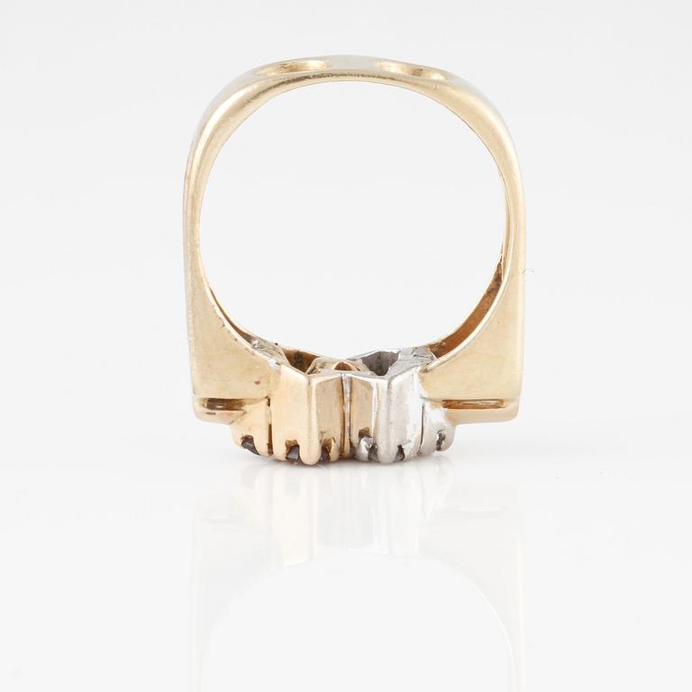 RING, med fasettslipade rubiner samt briljantslipade diamanter.