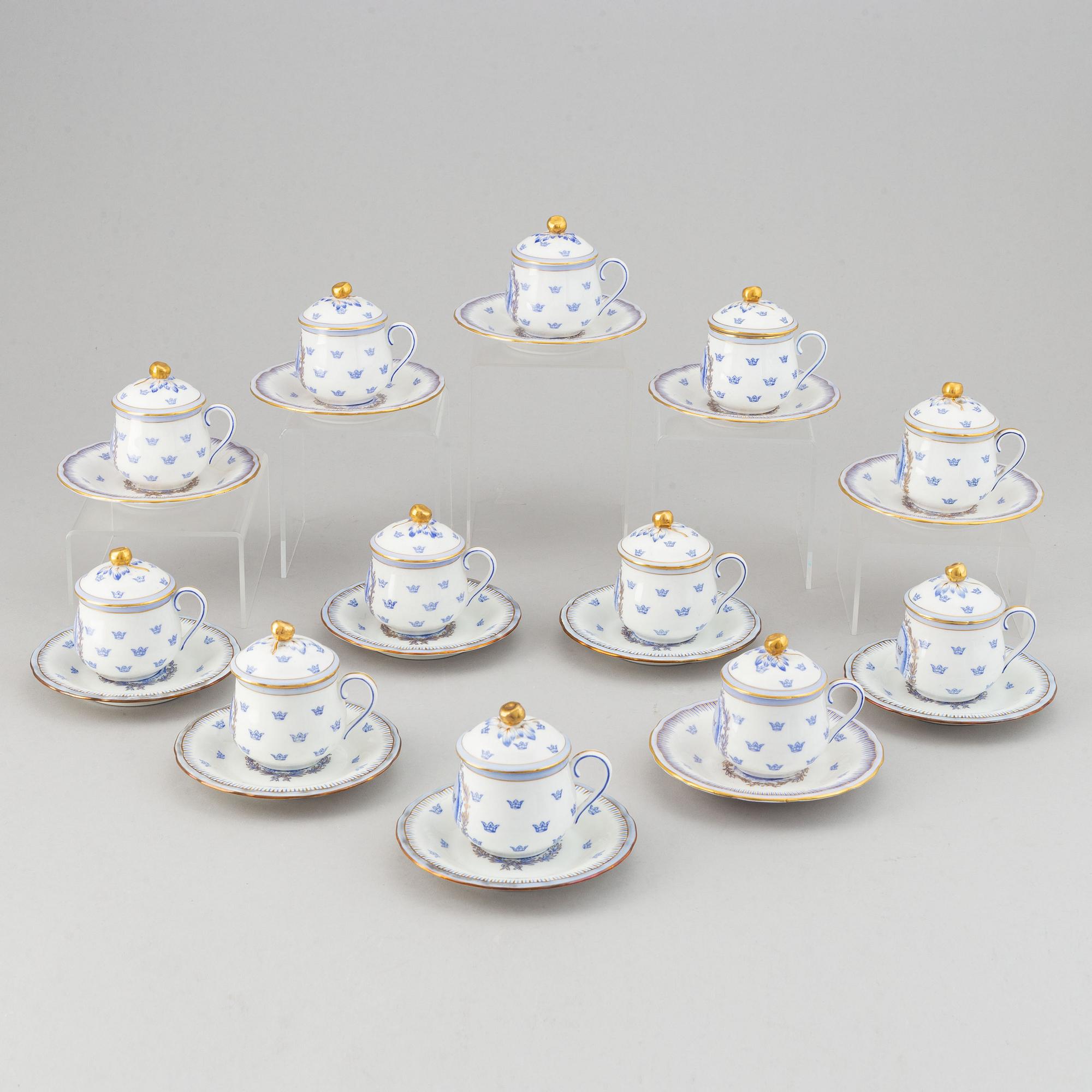 A set of 12 Rörstrand "Gripsholm" custard cups with dishes, Sweden, 20th Century.