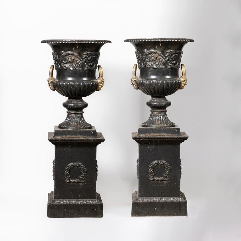 Garden urns, a pair, later part of the 20th century.