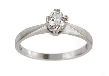 574. RING, 18k vitguld med briljantslipad diamant 0.25 ct enl. gravyr.