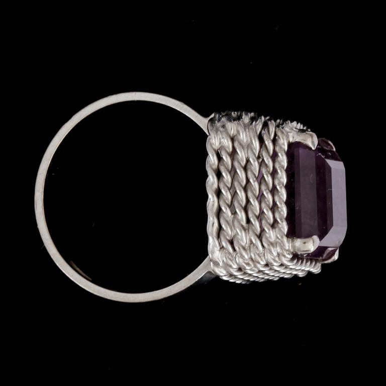 RING, 18k vitguld med ametist. Stockholm, 1995. Vikt ca9g.