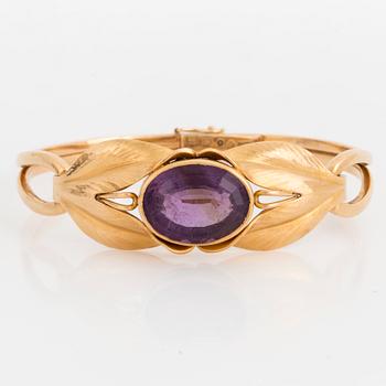 An 18K gold and amethyst bracelet.