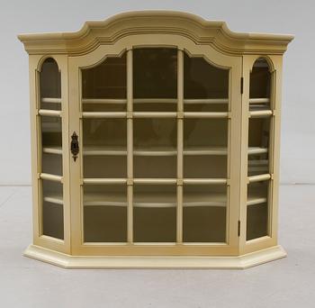 HÄNGVITRINSKÅP, Åmells, 1900-talets andra hälft.