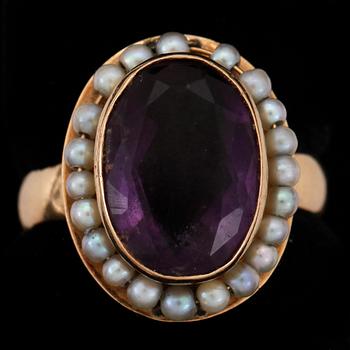 RING, 18k guld med ametist och små pärlor. Sverige, 1954. Vikt 7g.