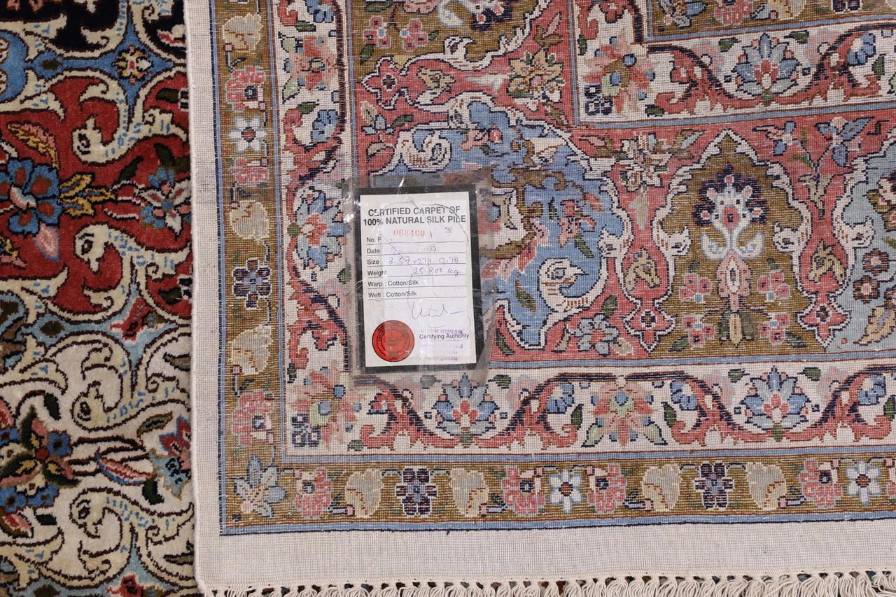 Matta, silke, Kashmir, ca 357 x 274 cm.