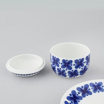 26 pieces of "Mon Amie", designed by Marianne Westman for Rörstrand, third quarter of the 20th century.