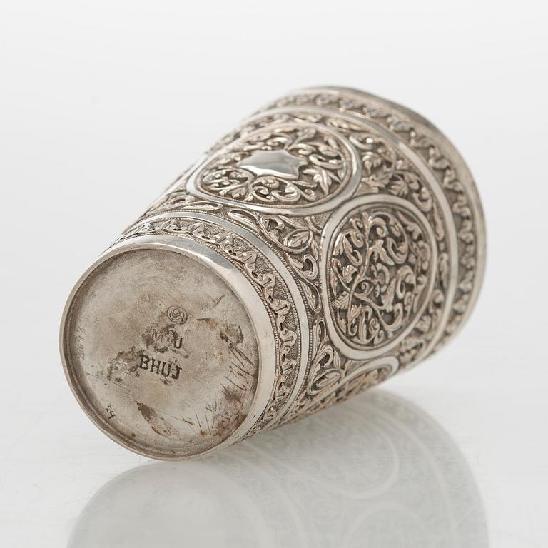 Bägare, silver, Bhuj, Indien kring sekelskiftet 1900.