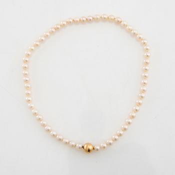 Ole Lynggaard, clasp of 18K gold, accompanying necklace of cultured pearls.