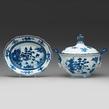 346. A blue and white tureen with cover and stand, Qing dynasty, Qianlong (1736-95).