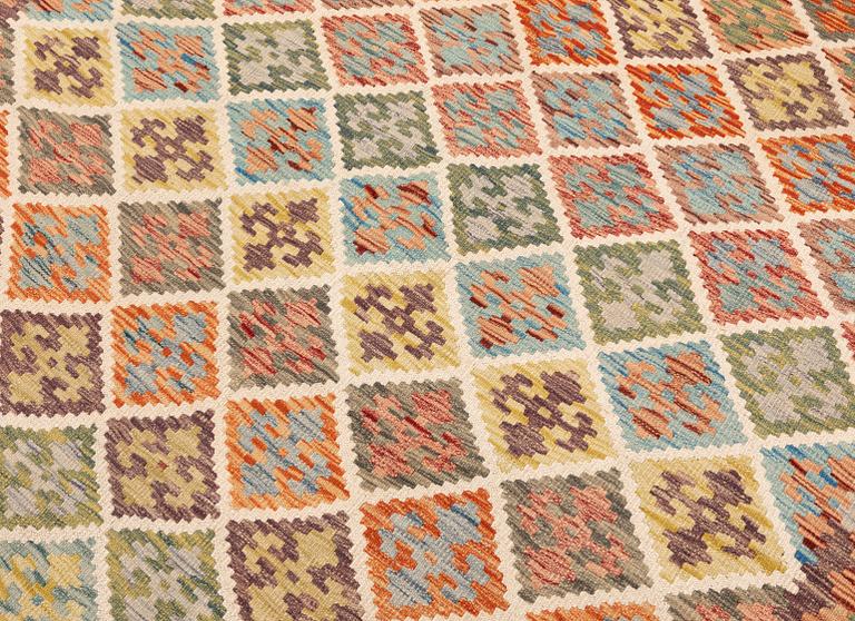 A Kilim rug, approx. 253 x 168 cm.