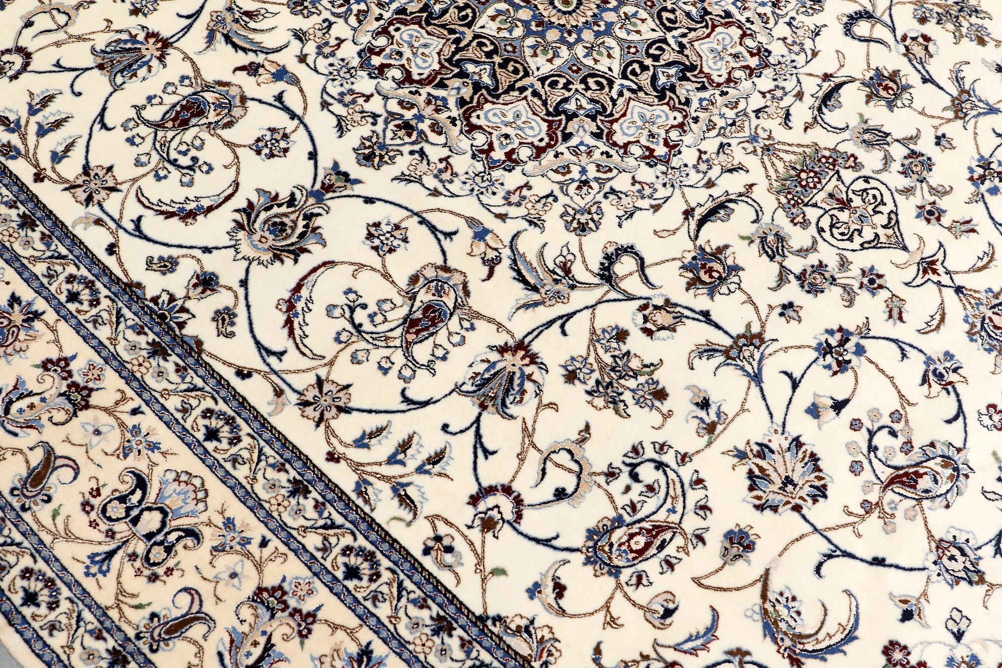 A part silk Nain carpet, so-called 6LAA, approx. 292 x 200 cm.