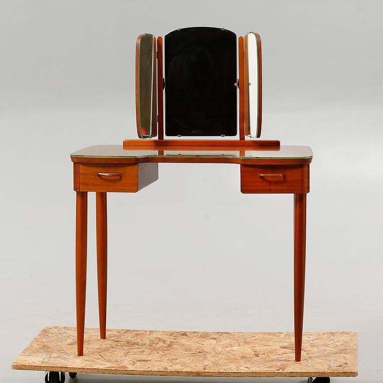 A mid 20th century toilette-table.