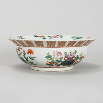 A famille rose bowl, of modern manufactory, 20th Century.