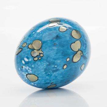 Oiva Toikka, A glass egg, 'Laguunikiwi', signed Oiva Toikka Nuutajärvi Notsjö 31/50.