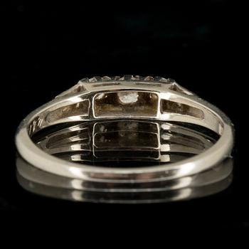 RING, 18 k vitguld med diamanter. Gustaf Dahlgren & Co, Malmö 1947. Vikt ca 1,3 gram.