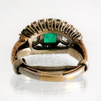 Ring 18K vitguld med 1 smaragd och gammalslipade briljanter och briljanter ca 1 ct.