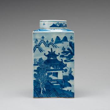 A large blue and white tea canister with cover, Qing dynasty, 19th Century.