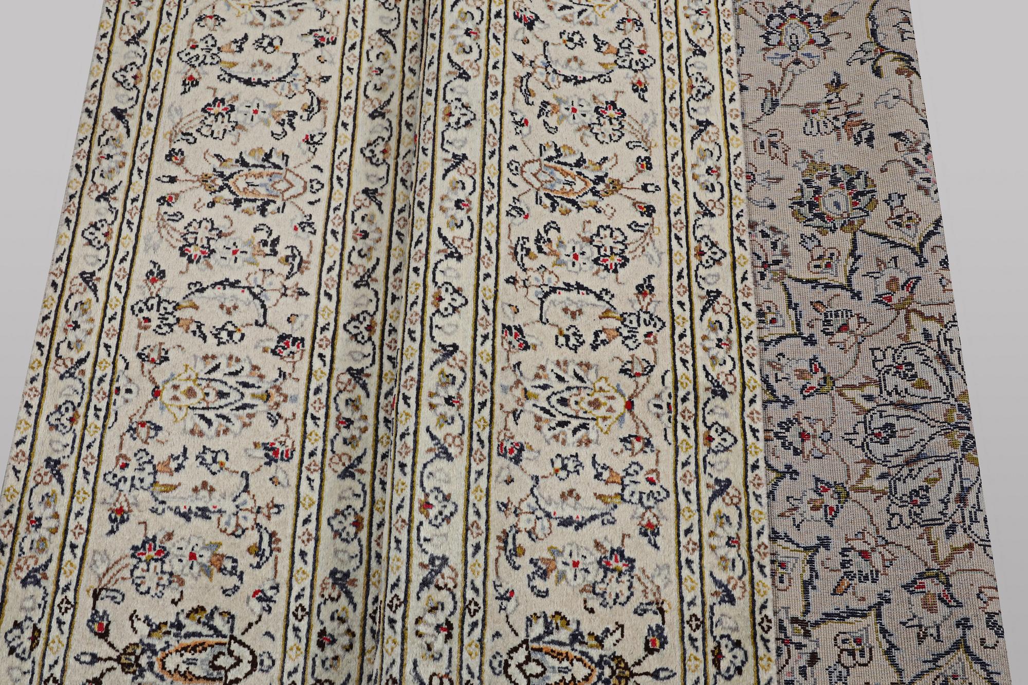 A carpet, Kashan, ca 328 x 205 cm.