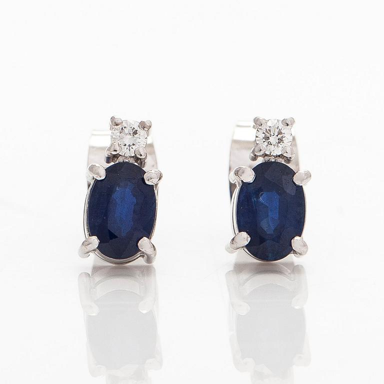 Korvakorut, 18K valkokultaa, ovaali hiottuja safiireja ja timantteja, yht. noin 0.06 ct. Tillander, Helsinki.