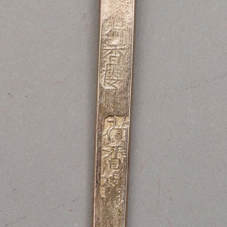 SKEDAR (9+1+3), silver. Delvis genombruten dekor av fjärilar och fladdermöss. Sen Qingdynastin (1644-1912).