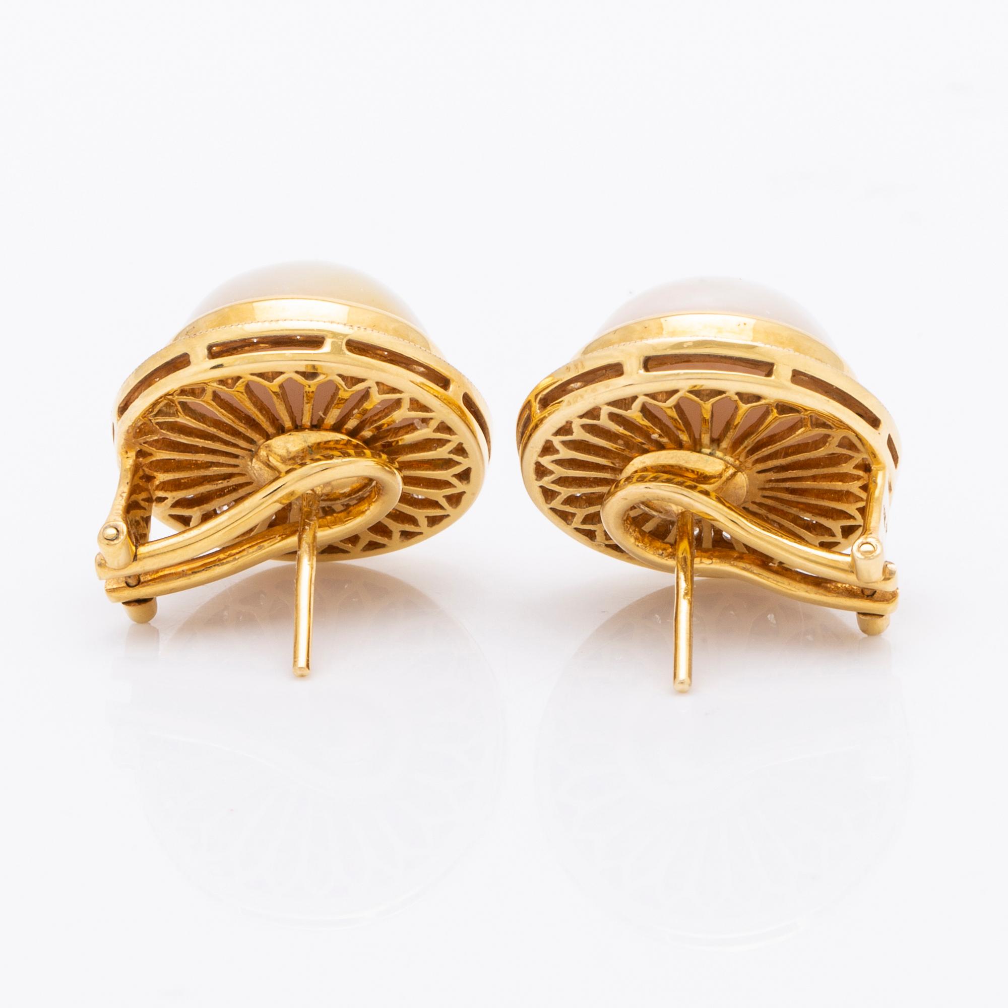 Earrings 18K gold with 2 mabé pearls approx 15 mm and brilliant-cut diamonds approx 1 ct in total, clip and pin fitting.