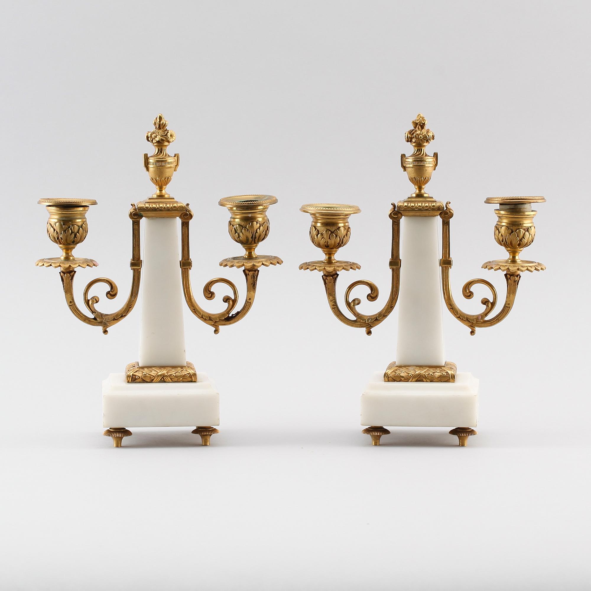 KANDELABRAR, 1 par, mässing och marmor, gustaviansk stil, 1900-talets första hälft.