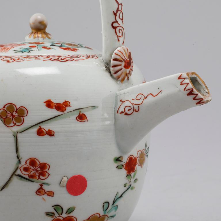 A Japanese 'kakiemon style' teapot, Edo period, circa 1700.