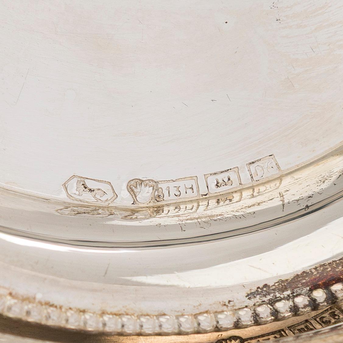 Lasinalusia, 18 kpl, cocktaillusikoita, 7 kpl, hopea, ja pullonalusia 3 kpl, alpakka, suomalaiset valmistajat, 1930-luku.