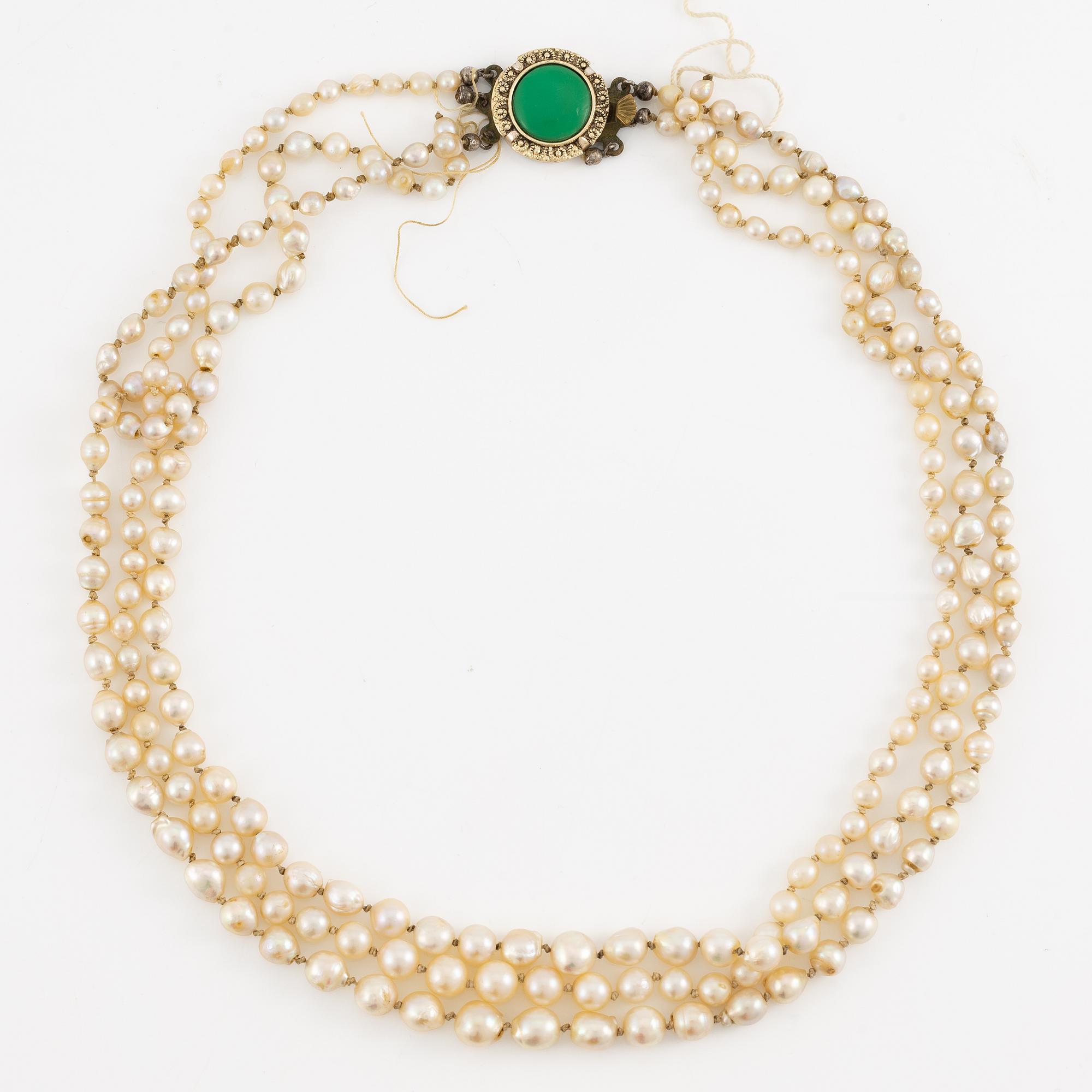 Pearl necklace, three strands with a clasp in white metal with a green stone.